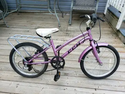 CCM Lucerne Girl's Bike, 10" Frame 18" Wheels, 6 Speed Shimano Derailleurs and Chain Guard. Revoshif...