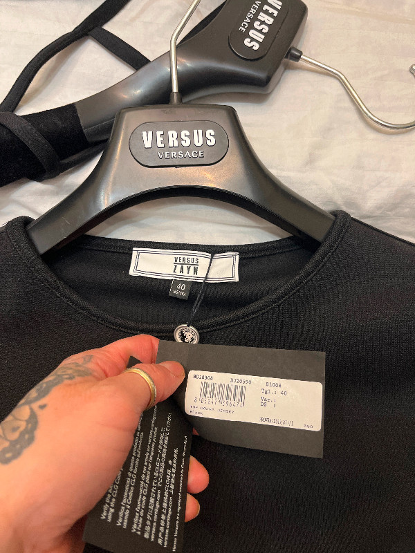 Chemise noire Versus de Versace à logo dans Femmes - Hauts et vêtements d'extérieur  à Ville de Montréal - Image 2