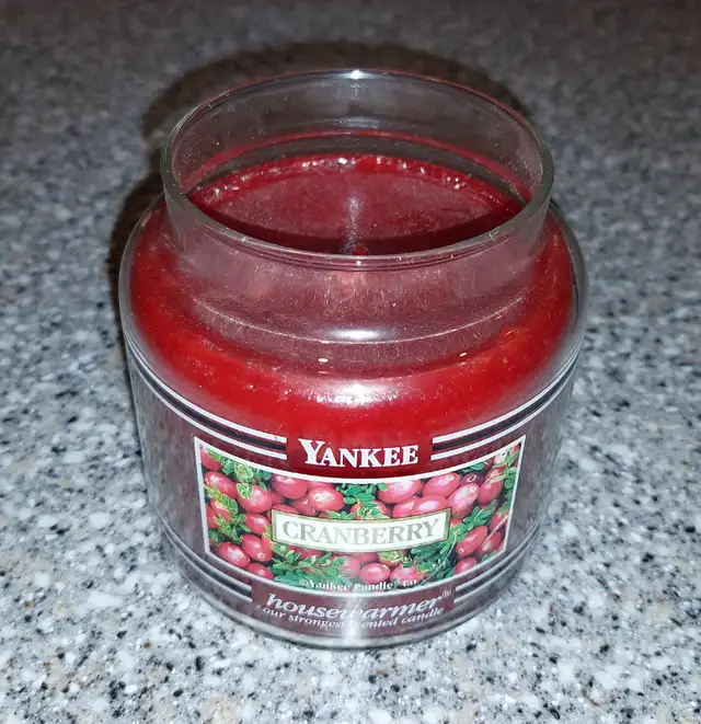 Yankee Candle CRANBERRY Black Band Label 14.5 oz Retired in Home Décor & Accents in Markham / York Region - Image 2