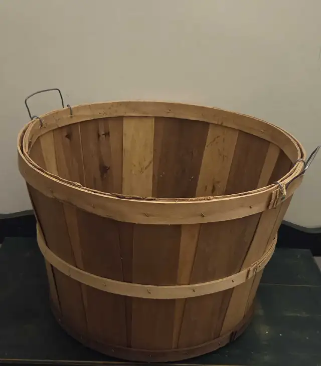 Primitive VTG Larg Basket Country Farm Wood Fruit Vegetable in Home Décor & Accents in City of Toronto - Image 5
