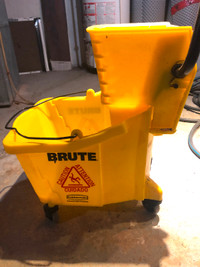 Brute bucket/wringer