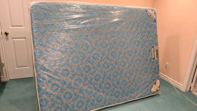 Queen Foam Mattress – Pristine Condition (The Sleep Factory / Ma