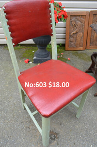 Chaise en bois avec recouvrement rouge