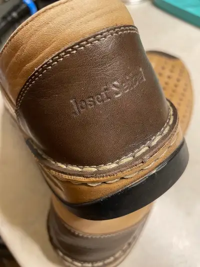 Size 40, I’m a size 9 and fit me comfortably. Excellent, clean, seldom worn condition.
