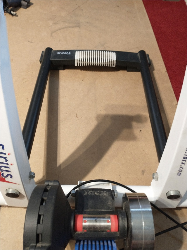 TRIATHLON TACX BICYCLE FORCE SIRIUS SOFT GEL INDOOR BIKE TRAINER Vetements chaussures et accessoires Ville de Montreal Kijiji Petites Annonces