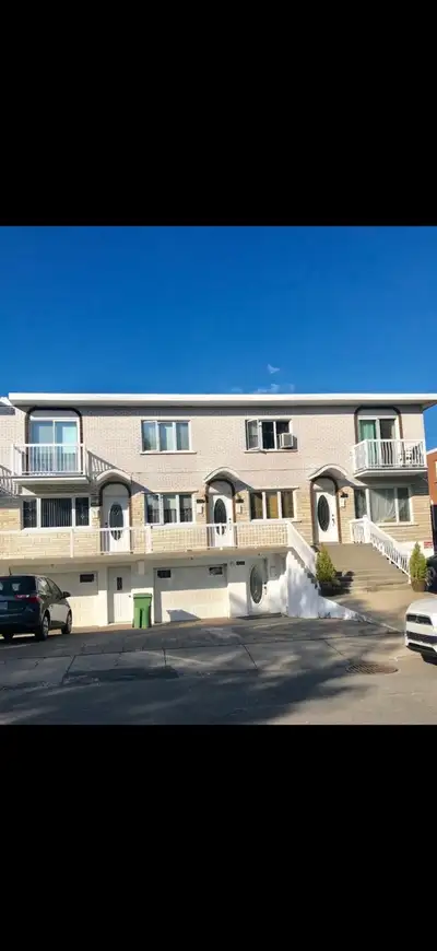 (3) trois chambres à coucher fermée Deux étages l’entrée au premier étage (2) deux stationnements av...