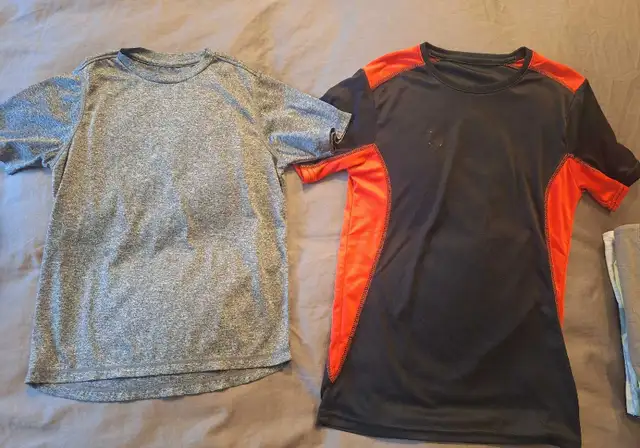 vêtements garçon 8ans  in Kids & Youth in City of Montréal - Image 6