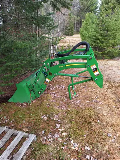 loader 120R purchased in 2023 with 20 hours of use..excellent condition 120R chargeur, acheter en 20...