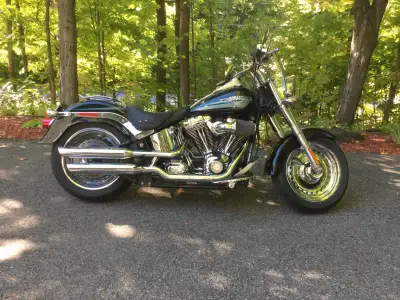 8500$ Harley Davidson FLSTF Fat Boy 2010. Moins de 61500 km. Modifications et dommages: Front fender...