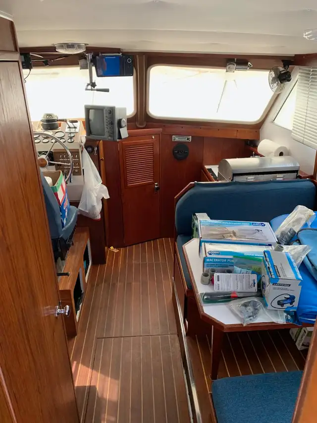 1974 Uniflite 28 ft Sport Sedan Fishing Boat in Powerboats & Motorboats in Campbell River - Image 7