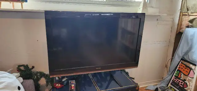 32" Toshiba TV in TVs in City of Montréal - Image 2
