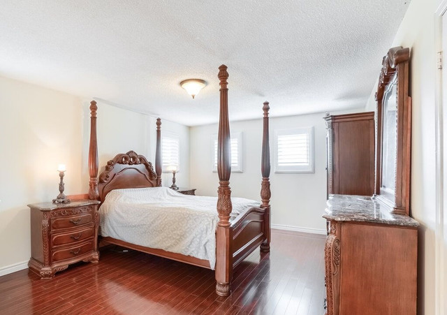 Solid wood Queen bedroom, 4 Poster bed, 5 pcs set or separately in Beds & Mattresses in Mississauga / Peel Region