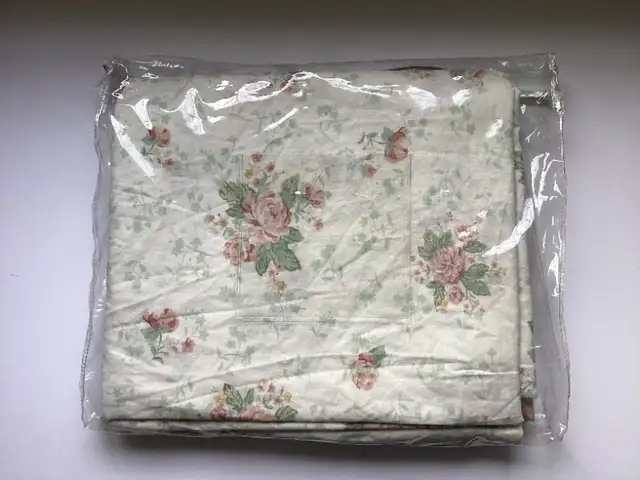 Queen flat bed sheets (not a set) in Bedding in City of Toronto - Image 8