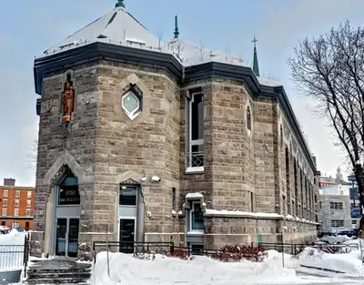 Loft vintage tout inclus – Ancienne église Vieux-Québec, View more
