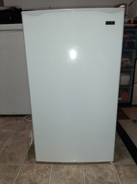 3.2 cubic foot RCA mini fridge