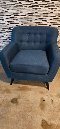 ***ACCENT CHAIR *** (USED FOR STAGING ONLY)