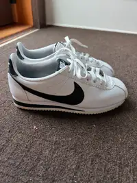 Nike shoes (cortez) black and white, size 6
