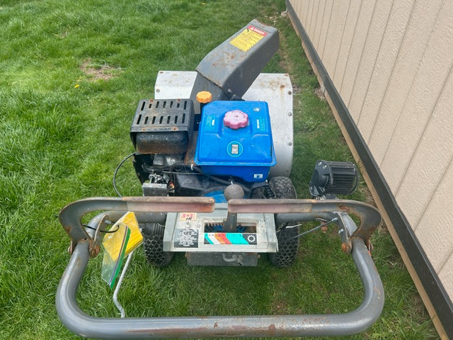 CHAMPION SNOWBLOWER WITH NEWER POWER FIST MOTOR in Other in St. Catharines - Image 2