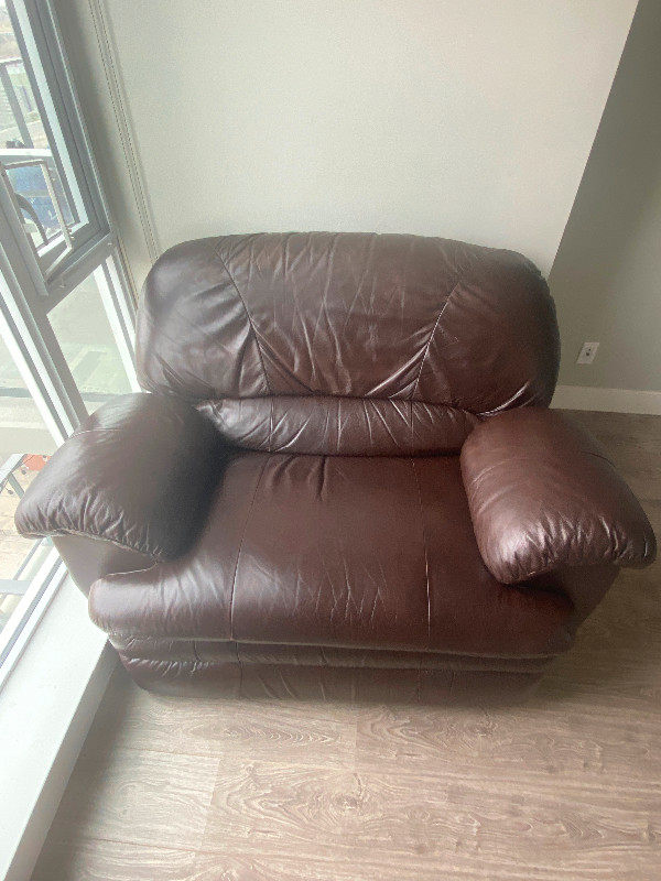 La-Z-Boy Leather Reclinable Loveseat in Couches & Futons in Calgary - Image 2