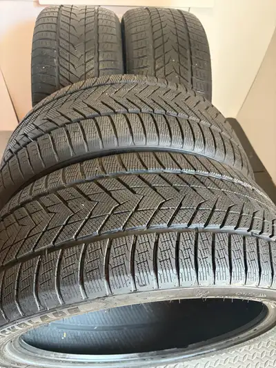 pneus d’hiver Icecruiser Rockblade 275/40/R22 107H XL Extra Load Studless comme neuf Roulé seulement...