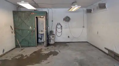450 sq feet no automotive repairs single parking spot hydro and water extra private wash room call 5...