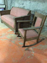 Sofa lit et chaise berçante antique