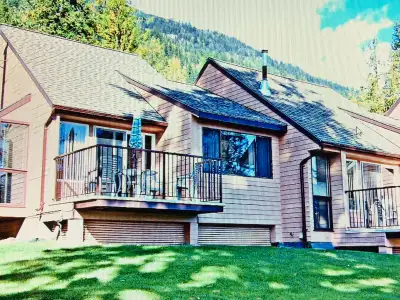 Shuswap BC 3 BR & 2.5 Bath Waterfront Rental. Pet Friendly, Dock, View more