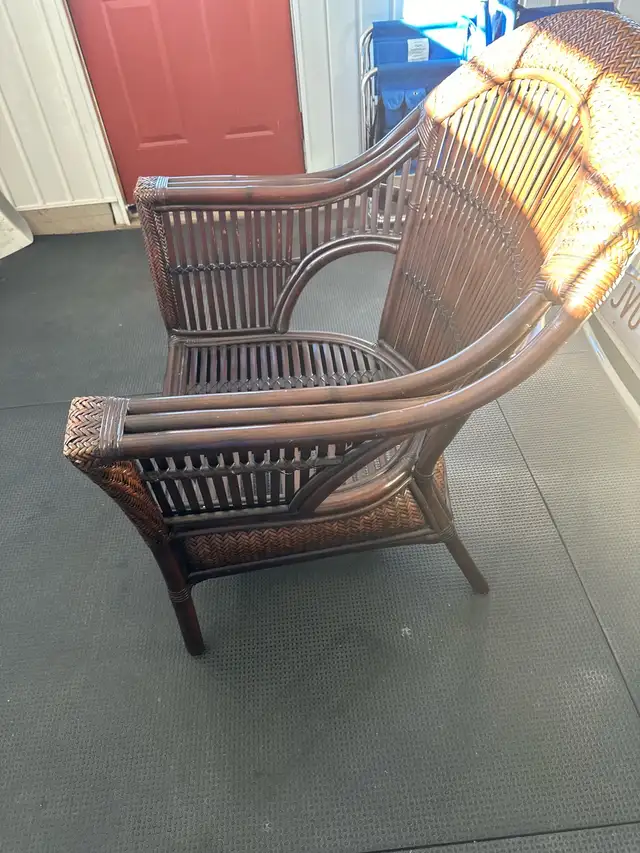pier 1 wicker chair and cushions in Chairs & Recliners in Moncton - Image 5