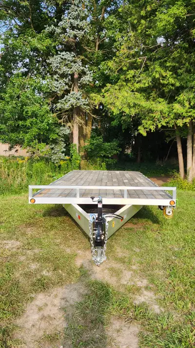 102"×20' Bearco Aluminum Deckover Specs: -Payload 8,900 -Empty weight 2,134 -5200 per Axle -Lightwei...