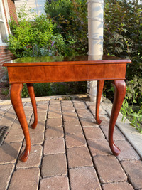 Bombay accent table / table d’appoint (25” x 16” - 24” tall)