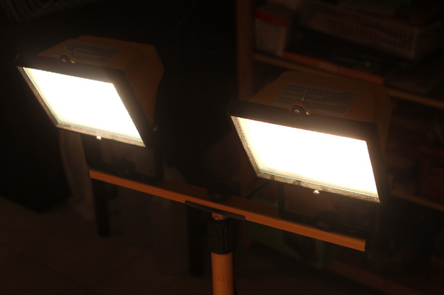 Construction Lights with Tripod in General Electronics in Oakville / Halton Region - Image 2
