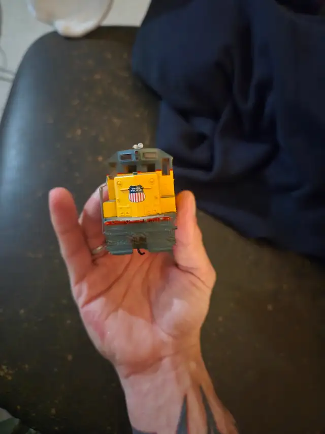Model train441979018328811524