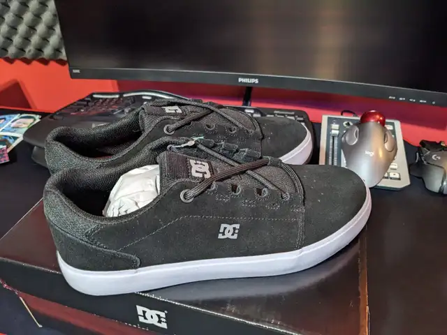 DC Shoes - Men's Hyde Suede Skate Shoes - BLK/WHT - MENS 7 - NEW in Men's Shoes in Sault Ste. Marie - Image 2
