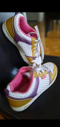 WOMAN SNEAKERS    Size 8