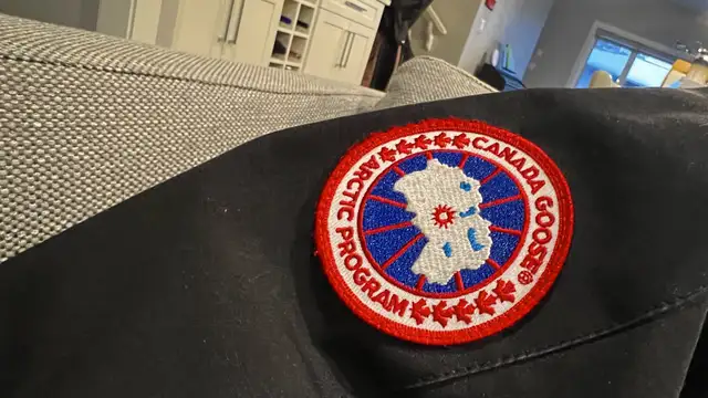 Canada goose duck down jacket - woman size S in Women's - Tops & Outerwear in Calgary - Image 7