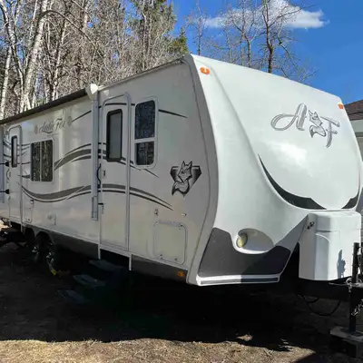 2013 Arctic Fox 25P 4 Season Camper Very good condition New 10 gal gas/electric hot water tank repla...