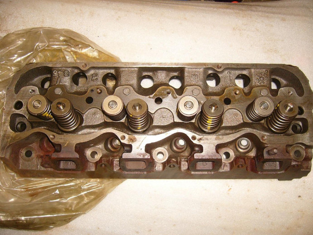 IHC 345 CYLINDER HEAD in Engine & Engine Parts in Winnipeg