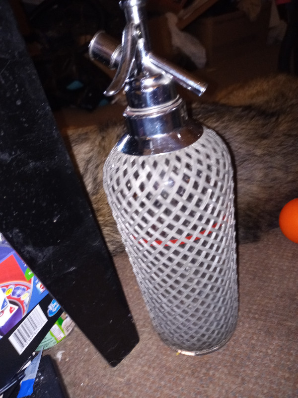 ANTIQUE  SALOON  SELTZER  BOTTLE in Arts & Collectibles in Sarnia - Image 2