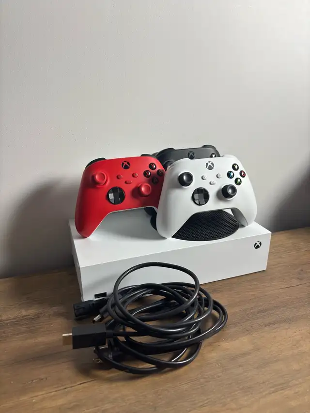 Xbox Series S 512GB + 3 Controllers - Act Fast!