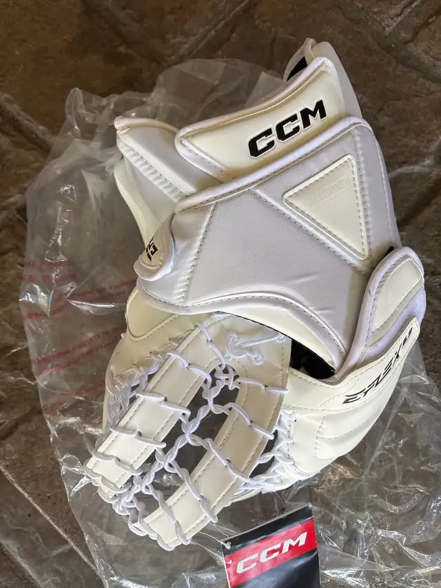 CCM GOALIE GLOVE in Hockey in Markham / York Region - Image 3