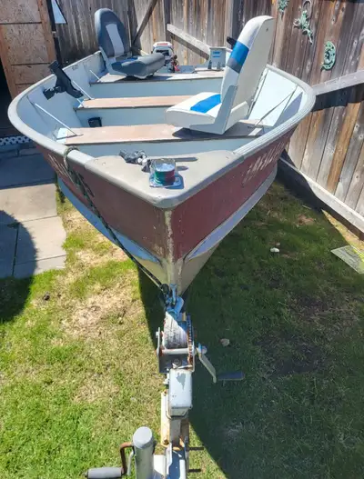1990 14FT Lund deep and wide comes with trailer lights work motor isn’t included asking $1,400