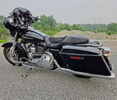 2006 Harley Davidson Street Glide, In absolutely near mint Condition. Hard pressed to find a cleaner...