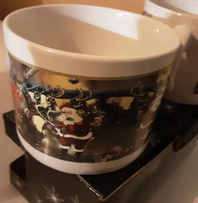 NIB 1990s set of 2 Santa Claus 30oz Soup Coffee Tea Cocoa Mugs in Kitchen & Dining Wares in Calgary - Image 3
