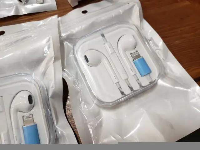 Misc Apple accessories in Cell Phone Accessories in Burnaby/New Westminster - Image 5