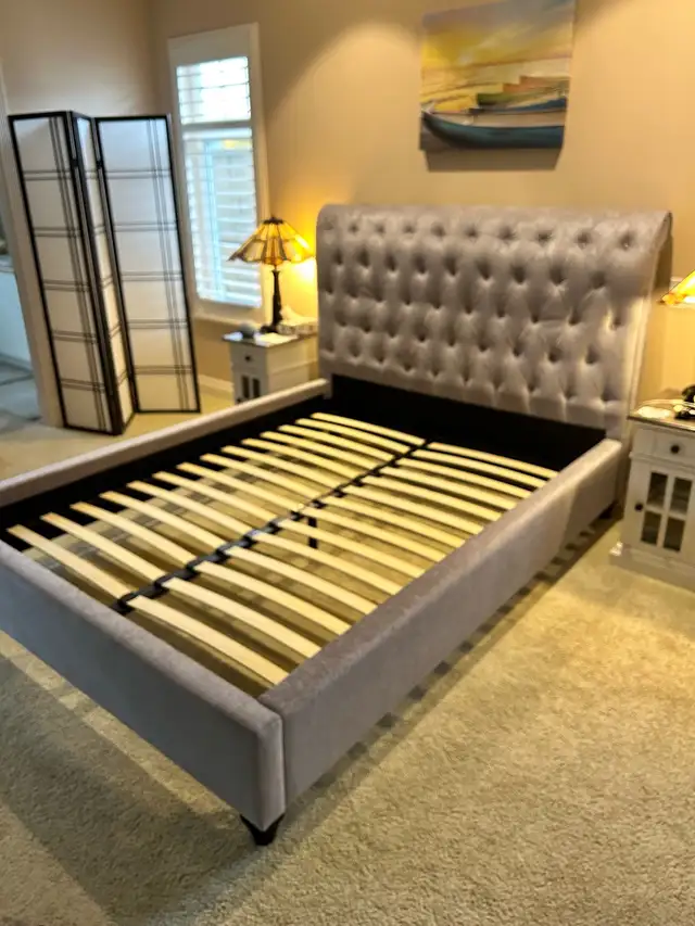Elegant Light Grey Queen platform bed in mint condition in Beds & Mattresses in Parksville / Qualicum Beach - Image 6