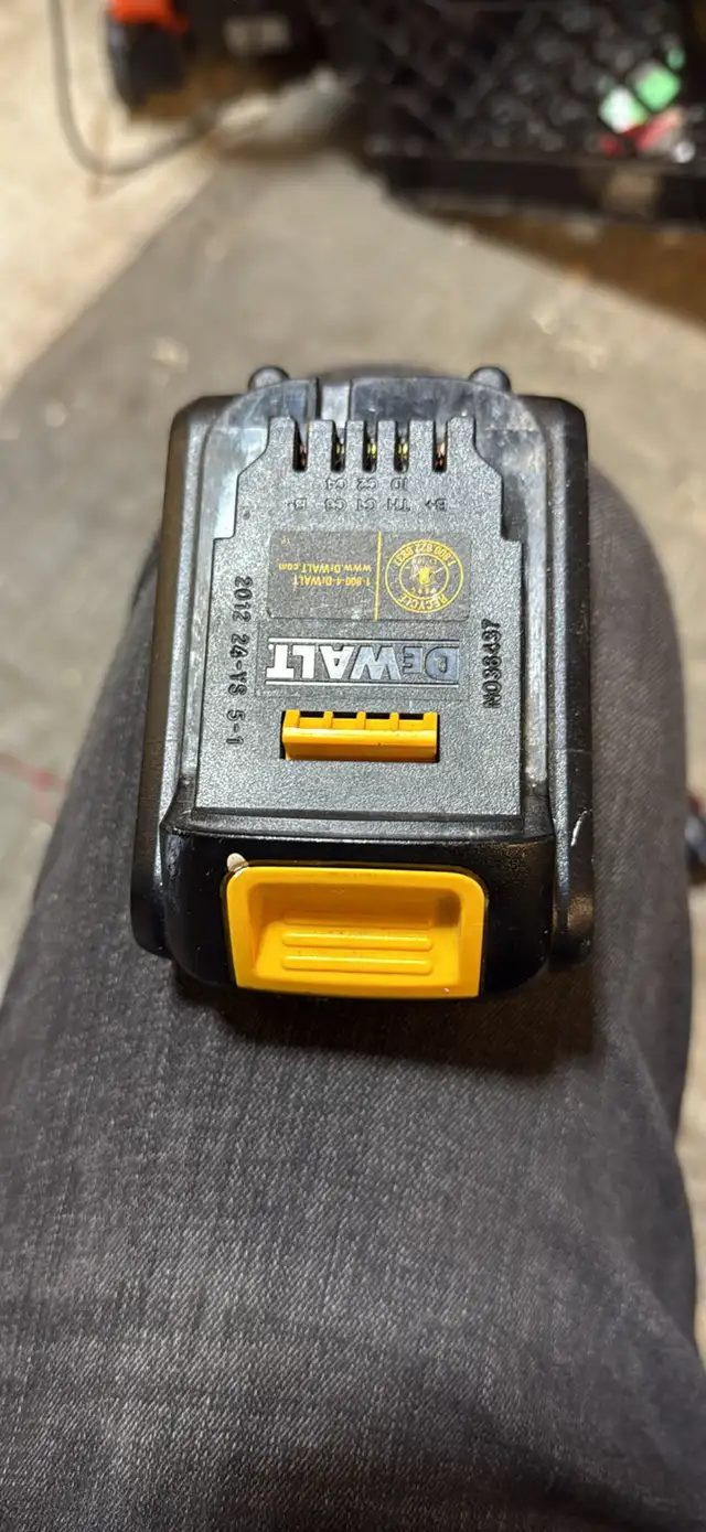 DeWalt 20V Battery in Power Tools in London - Image 3
