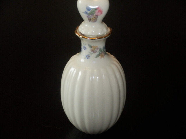 Parfumeuse en porcelaine par Lenox, modèle fête des mères 1989 dans Santé et besoins spéciaux  à Longueuil/Rive Sud