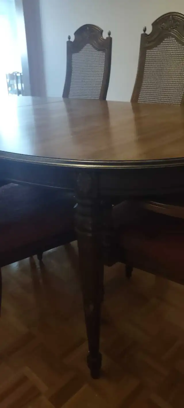 dining room, 6 chairs,beautiful fabric, hutch, extra leaf, sits in Dining Tables & Sets in Markham / York Region - Image 6