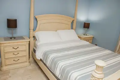 Luxury condo at heart of Mississuga near square one Eglinton and hurontario, supermarket , dollar st...