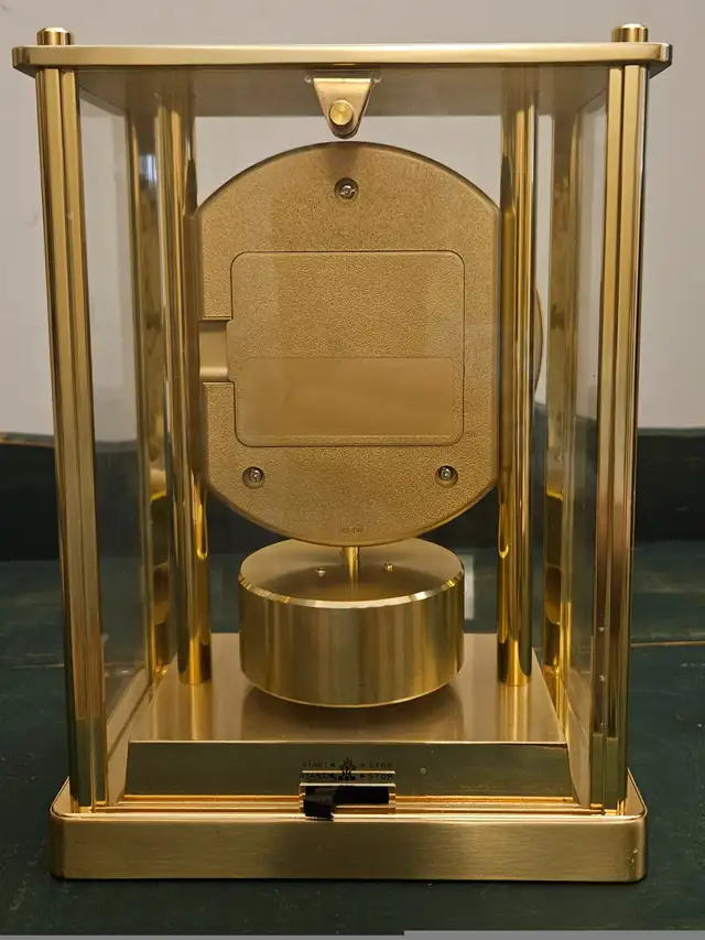 VTG BRASS FINISHED SEIKO CLOCK WITH ROTATING PENDULUM - JAPAN in Home Décor & Accents in City of Toronto - Image 7